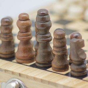 SET DE VINOS CON JUEGO DE AJEDREZ 